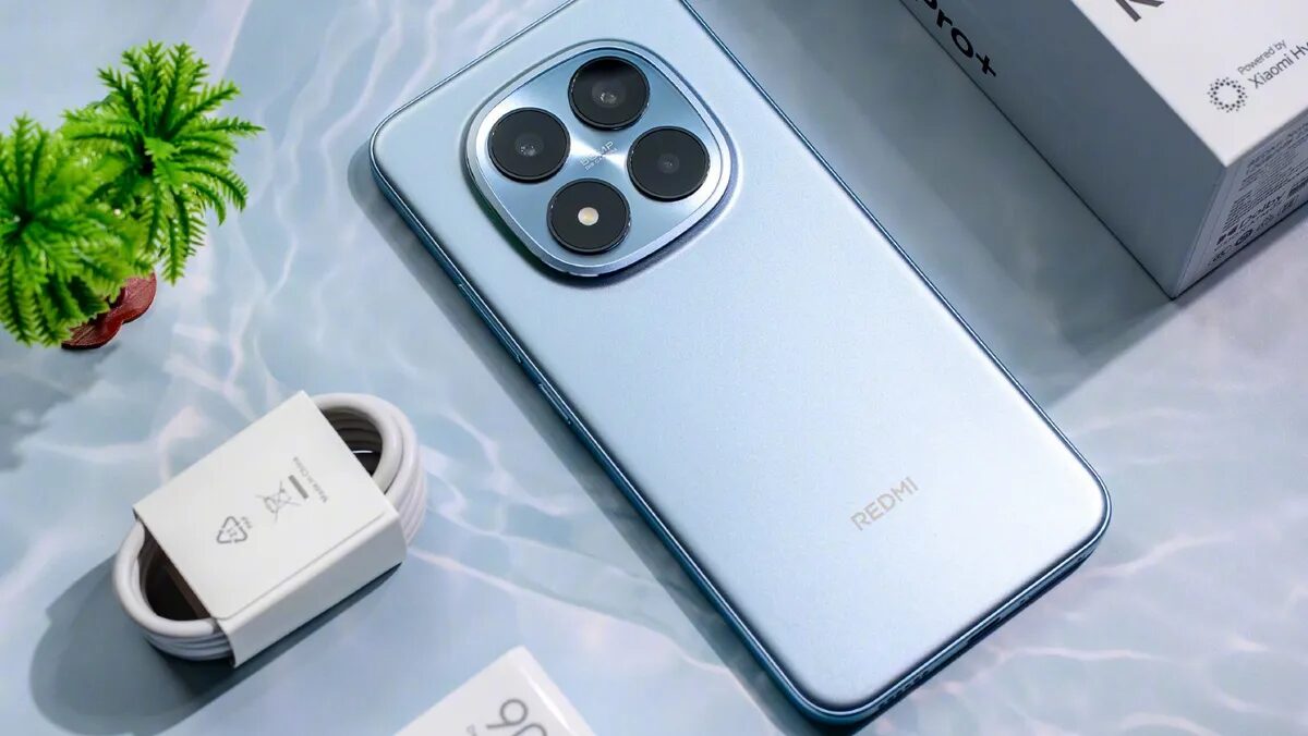 Синий смартфон Poco M8 Pro с тремя камерами на задней панели