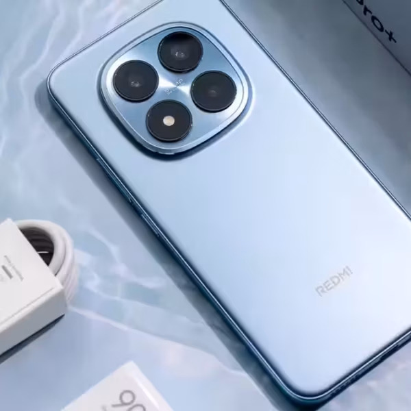 Синий смартфон Poco M8 Pro с тремя камерами на задней панели
