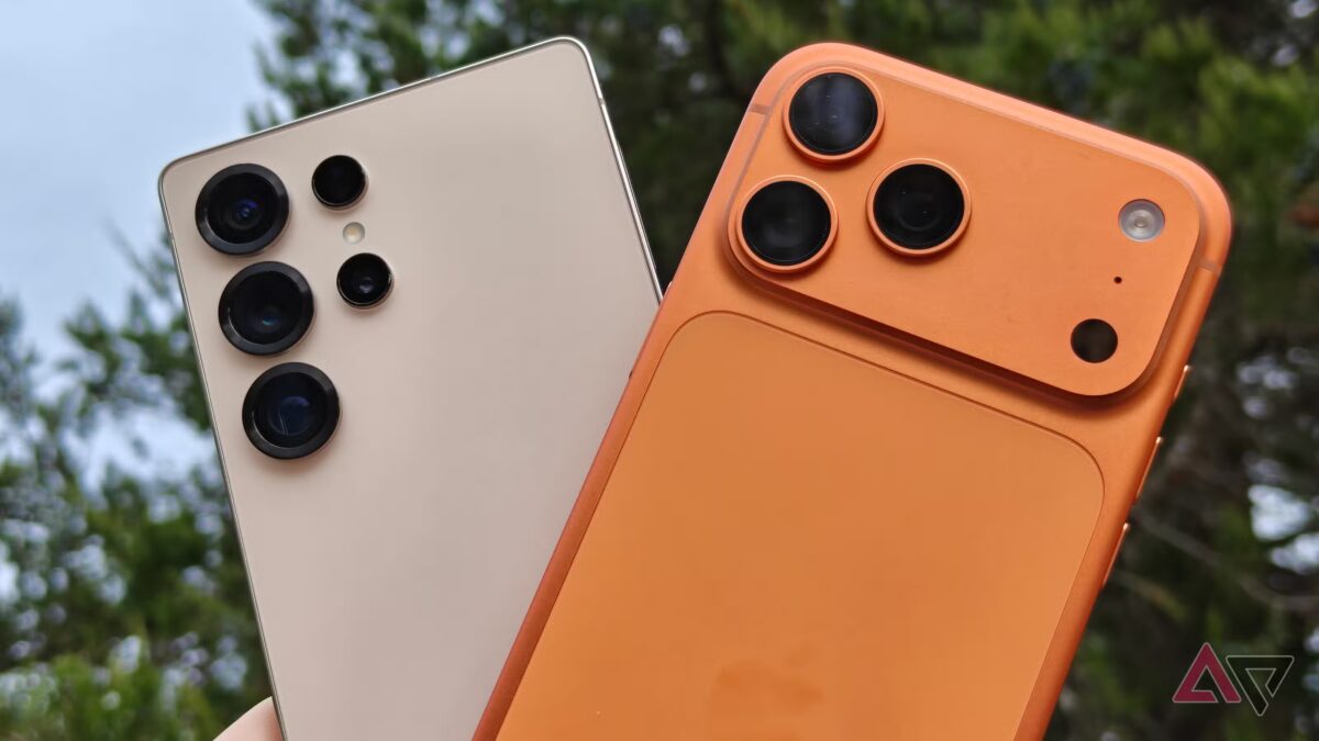 Два смартфона iPhone 14 Pro и iPhone 14 Pro Max крупным планом