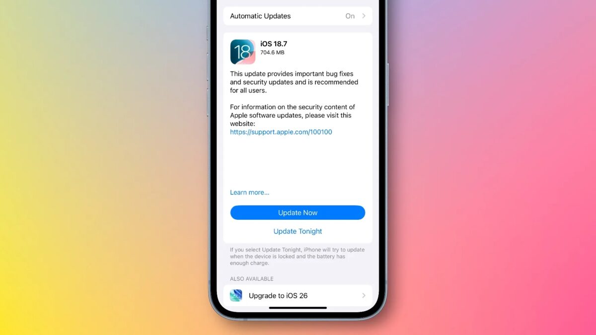 Экран iPhone с уведомлением об обновлении iOS 18.7 и рекомендацией установить апдейт