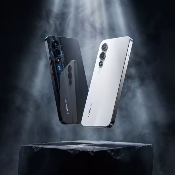 Два смартфона Lava Play Max с тремя камерами и стеклянными задними панелями вид сбоку и в профиль