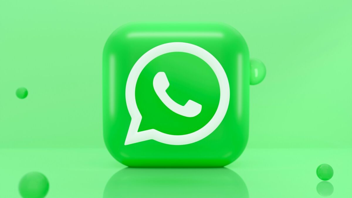 Иконка WhatsApp на зеленом фоне, кубическая 3D-подложка для иллюстрации сбоя в России