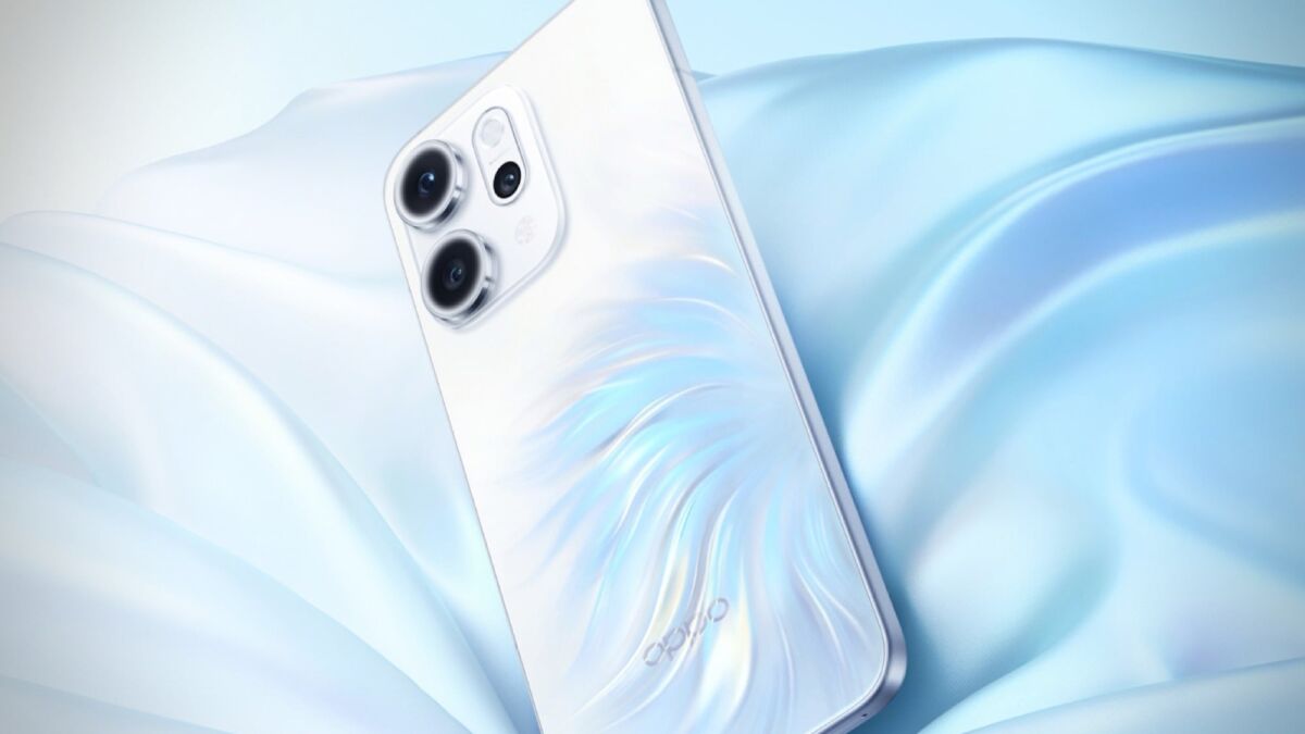 OPPO Reno 15c с тройной камерой на голубой задней панели, вид сзади