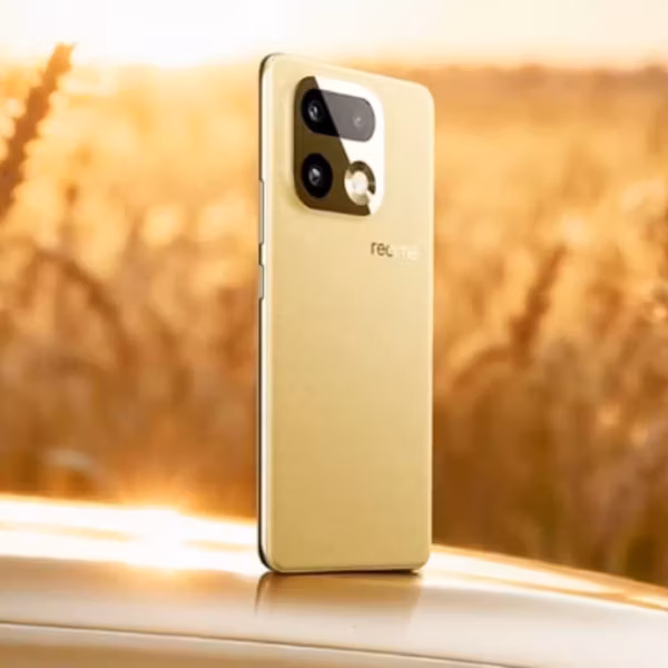 Золотой смартфон Realme 16 Pro с тройной камерой в модуле дизайна перед запуском