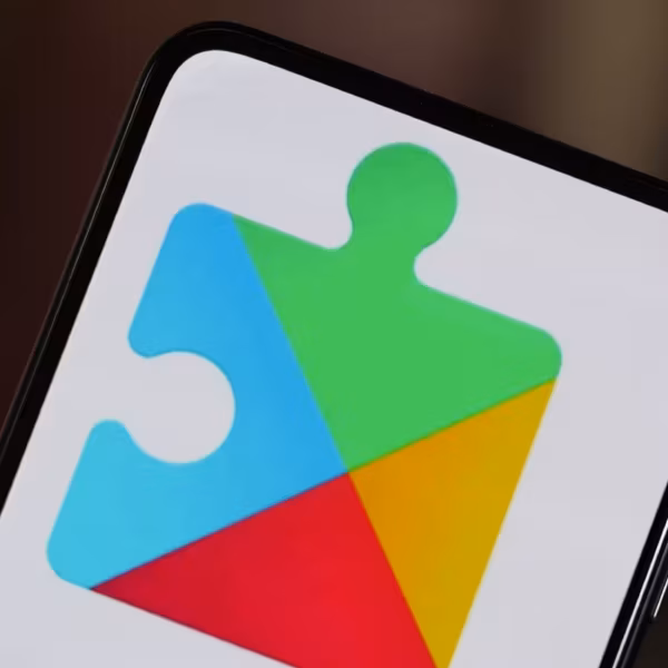 Экран смартфона с логотипом Google Play Маркета на дисплее смартфона Android