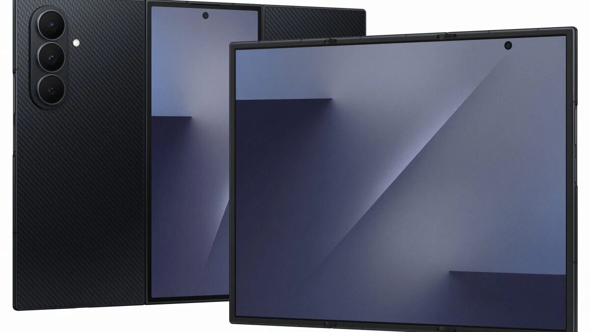 Samsung Galaxy Z TriFold в разложенном виде с экраном и задней панелью