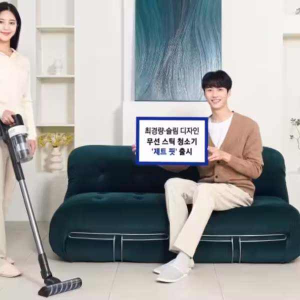 Девушка с беспроводным пылесосом Samsung Jet Fit в гостиной