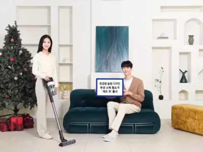 Девушка держит беспроводной пылесос Samsung Jet Fit — портативная модель с мощностью 180 Вт