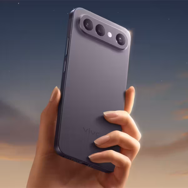 Задняя панель Vivo S50 Pro Mini: три камеры и фирменный модуль подсветки