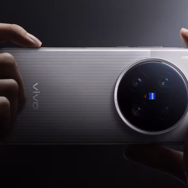 Ручное держание смартфона Vivo X300 Ultra с четырьмя камерами на задней панели