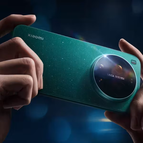 Зеленый смартфон Xiaomi 17 Ultra с крупной камерой