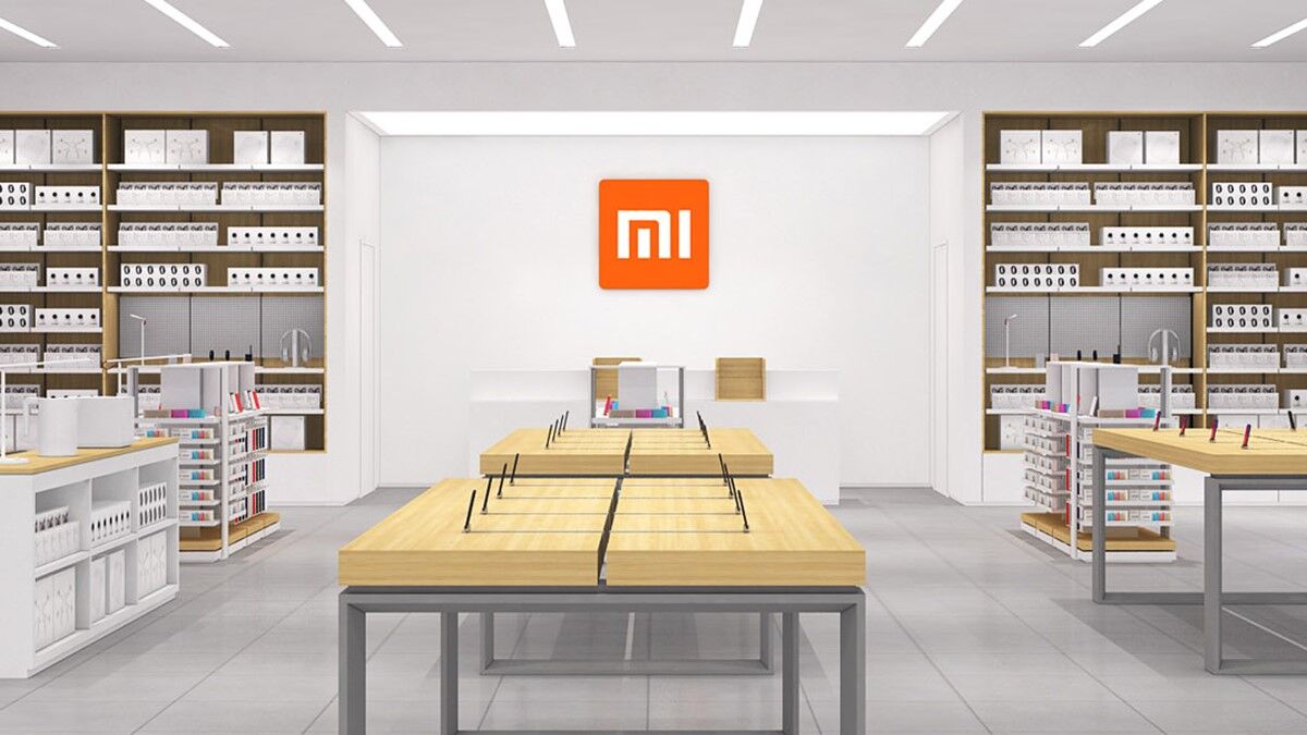 Интерьер магазина Xiaomi: полки с товарами и рабочие зоны в фирменном оформлении