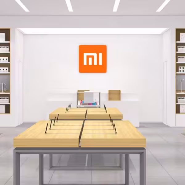Интерьер магазина Xiaomi: полки с товарами и рабочие зоны в фирменном оформлении