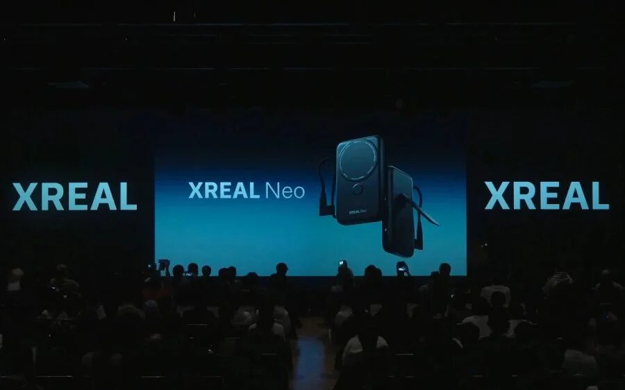 Говорящие AR-очки XREAL 1S на презентации крупным планом