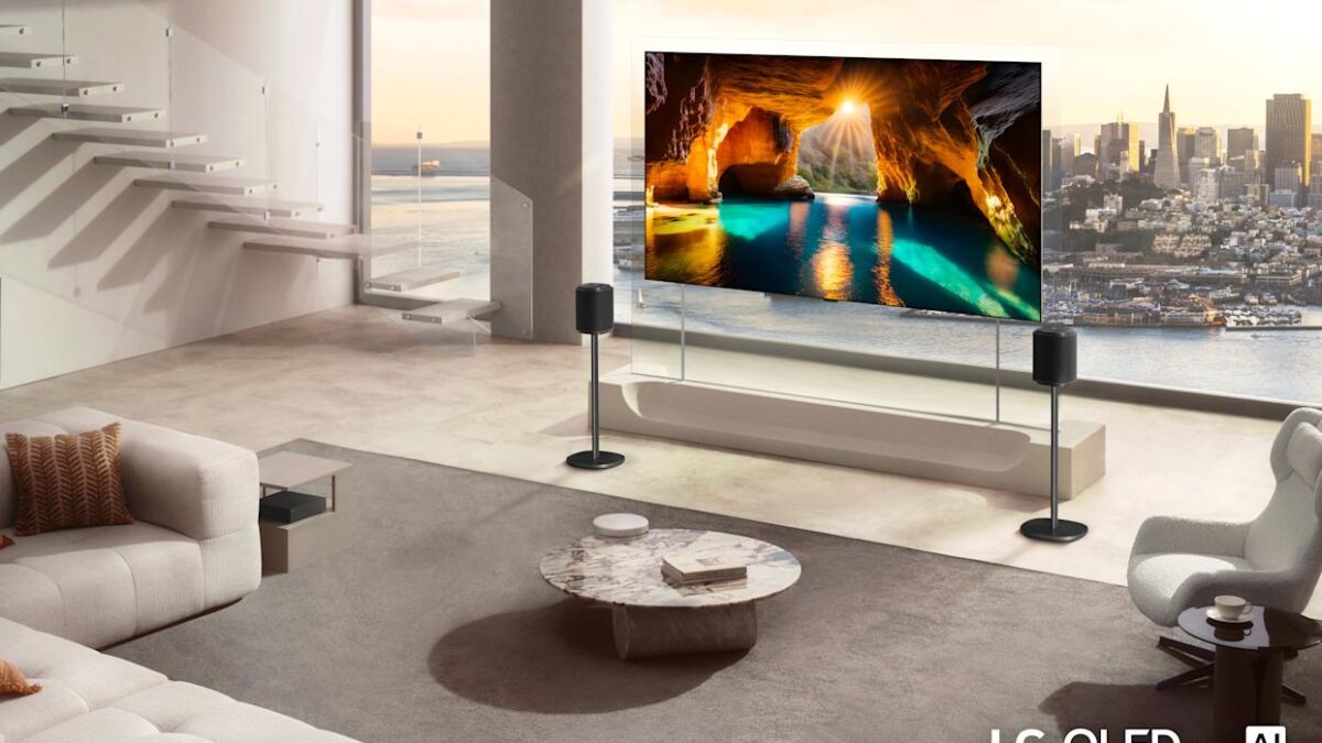 Ультратонкий телевизор LG OLED evo W6 из линейки Wallpaper TV в гостиной