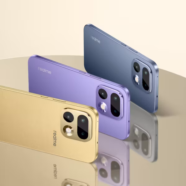 Три цветовых варианта смартфона Realme с логотипом и модулем камеры