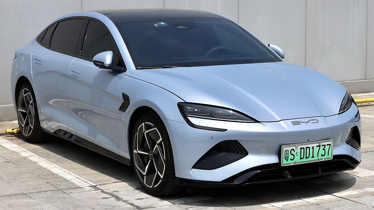 Электромобиль BYD на парковке с черными колесами