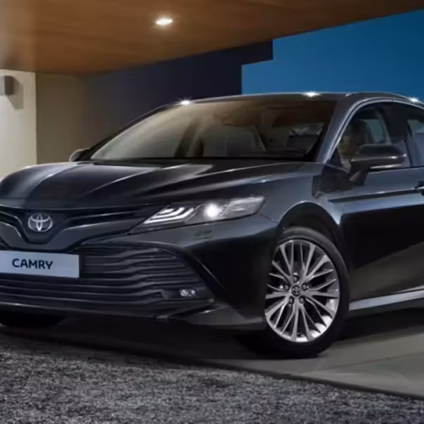 Черная новая Toyota Camry восьмого поколения на ночной парковке