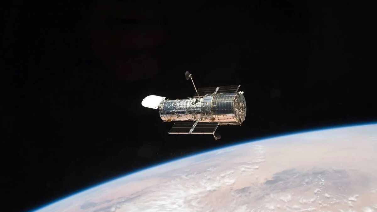 Космический телескоп NASA «Хаббл» в орбите Земли, снимок скопления протопланетных дисков