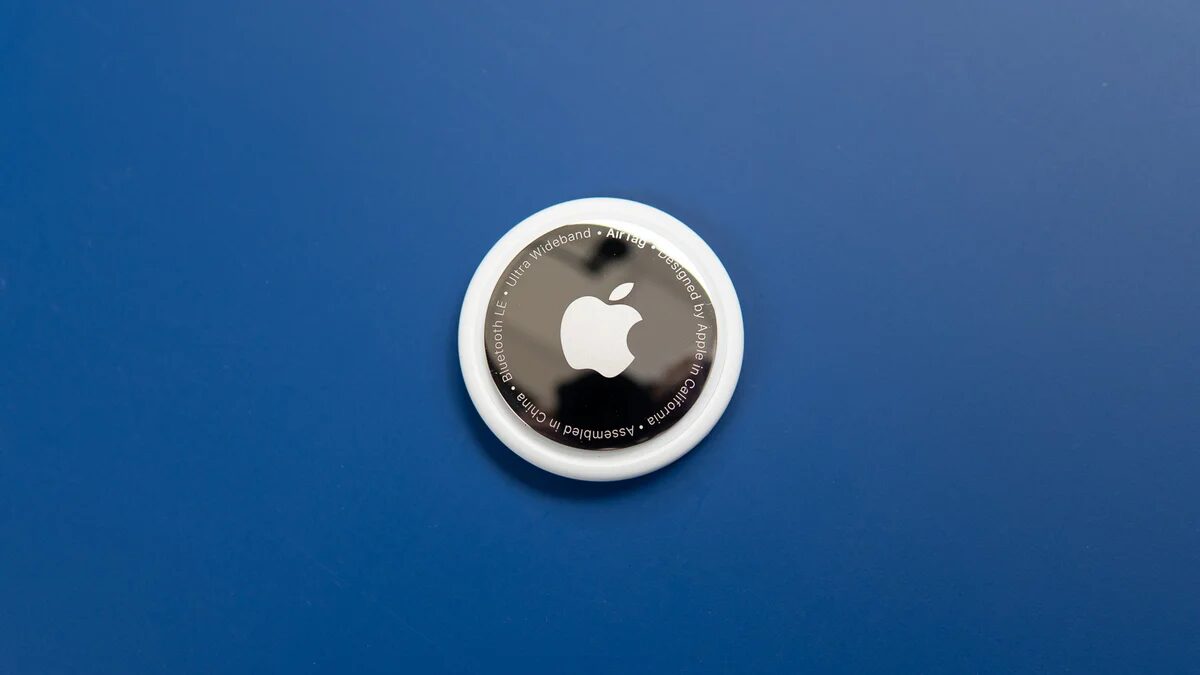 Беспроводная зарядка Apple с круглым корпусом и логотипом на синем фоне
