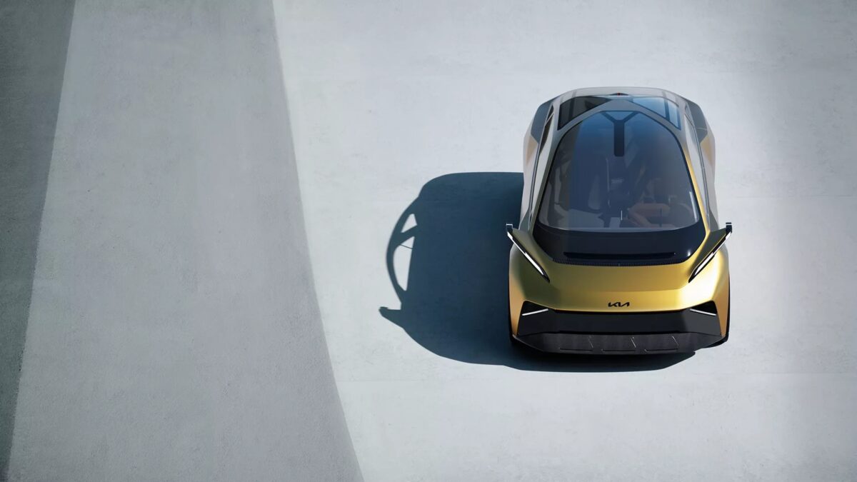 Вид сверху на светлый электромобиль Kia на открытой площадке, современный дизайн