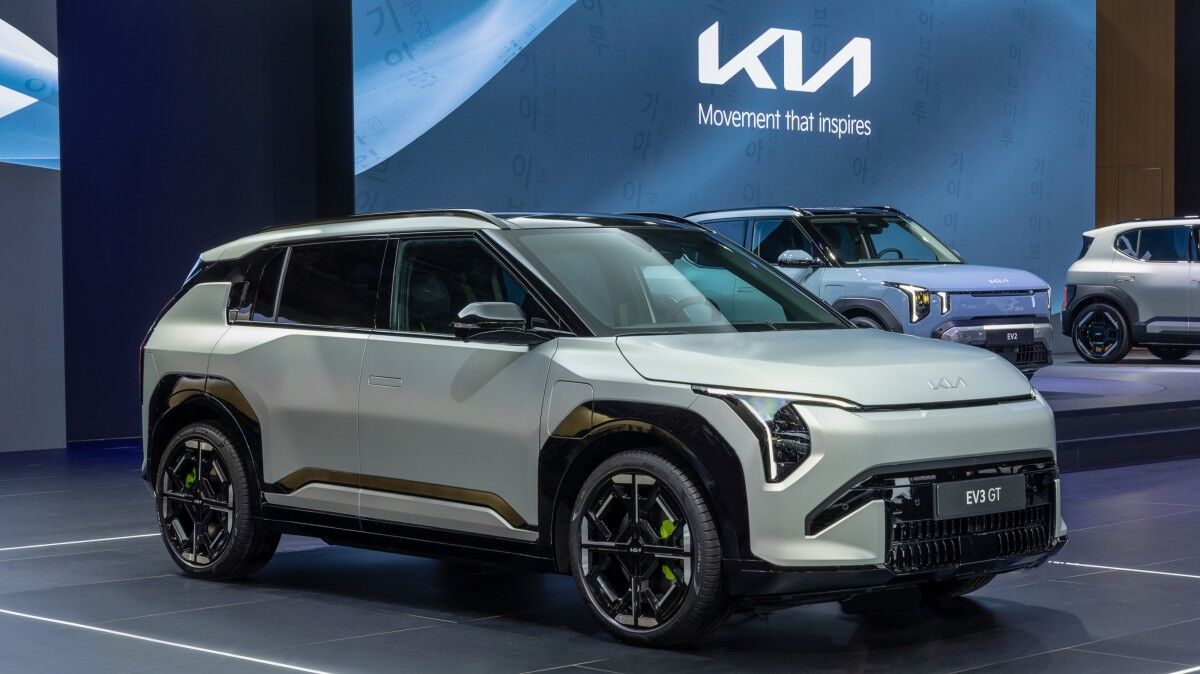 Kia EV3 GT на выставке: вид спереди и сбоку, электромобиль в шоуруме