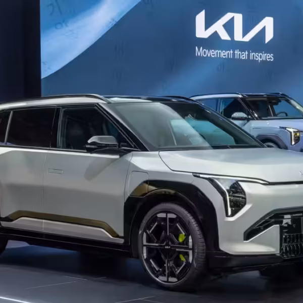 Kia EV3 GT на выставке: вид спереди и сбоку, электромобиль в шоуруме