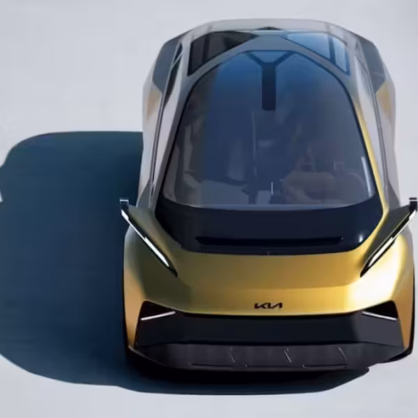 Вид сверху электрического седана Kia EV8: аэродинамический дизайн, кожухи фар и лобовое стекло