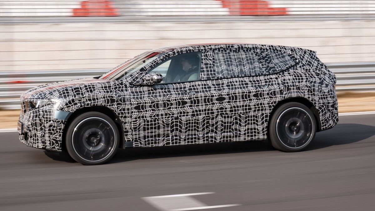 Камуфлированный электромобиль BMW iX3 2026 на тест-драйве в ходе пробега