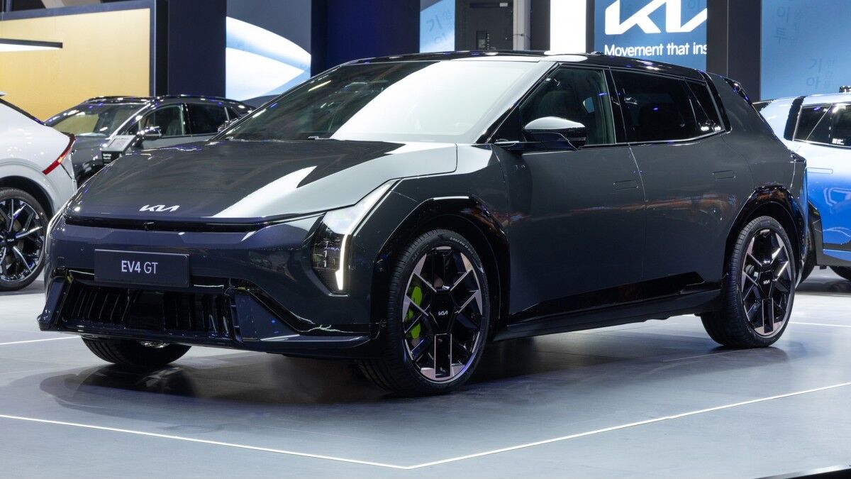 Разобранный электромотор Lucid Motors с деталями