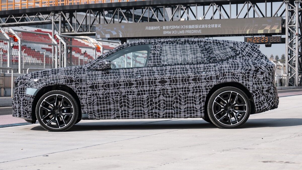 Белый Ford Mustang Mach-E на дороге по крутой поворот