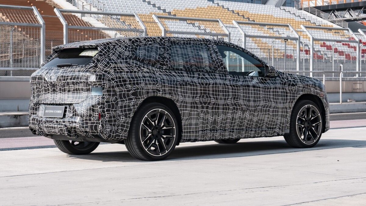 Электромобиль BMW iX3 2026 года на тестовой трассе