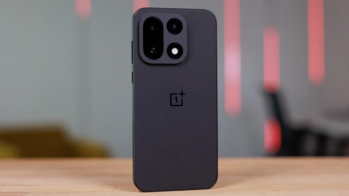 Черный смартфон OnePlus с тройной камерой и логотипом на задней панели