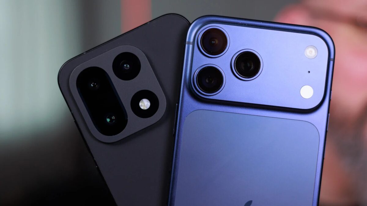 Смартфон iPhone 13 с тройной камерой и логотипом Apple на задней панели