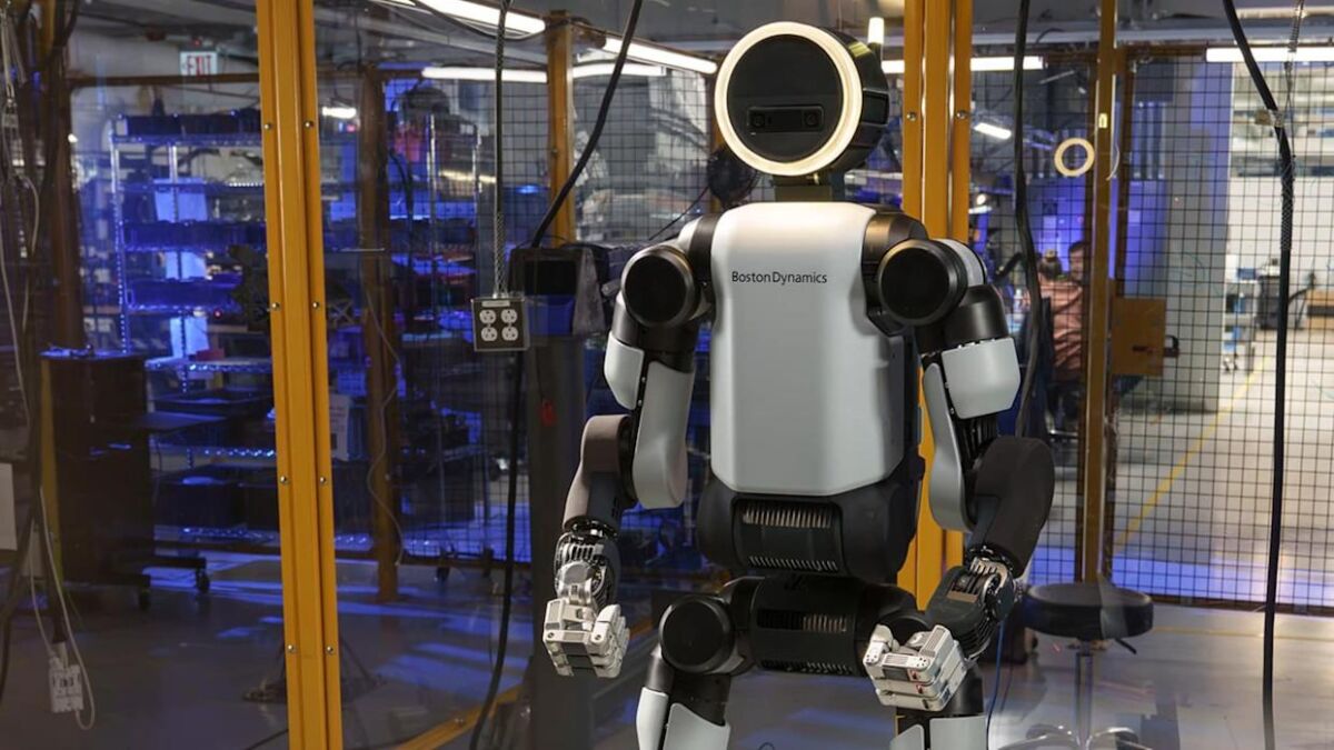 Гуманоидный робот Atlas от Boston Dynamics в центре сцены