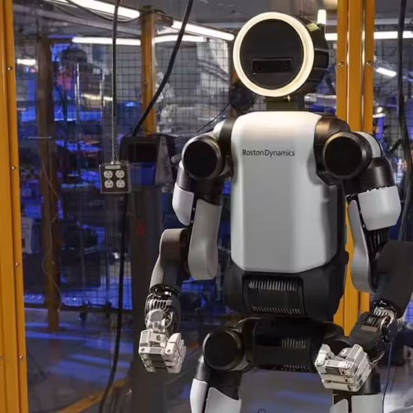 Гуманоидный робот Atlas от Boston Dynamics в центре сцены