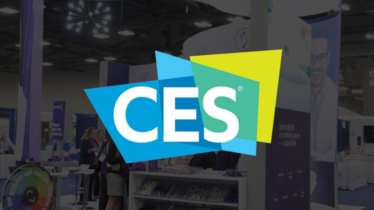 Стенд CES 2026 с логотипом на технологической экспозиции в зале выставки