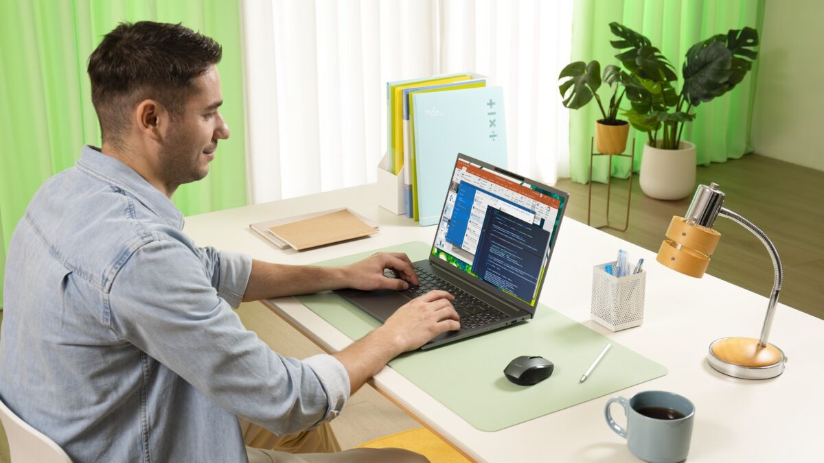 Ноутбук Acer Aspire 16 AI с интерфейсом на экране и клавиатурой в стиле CES 2026