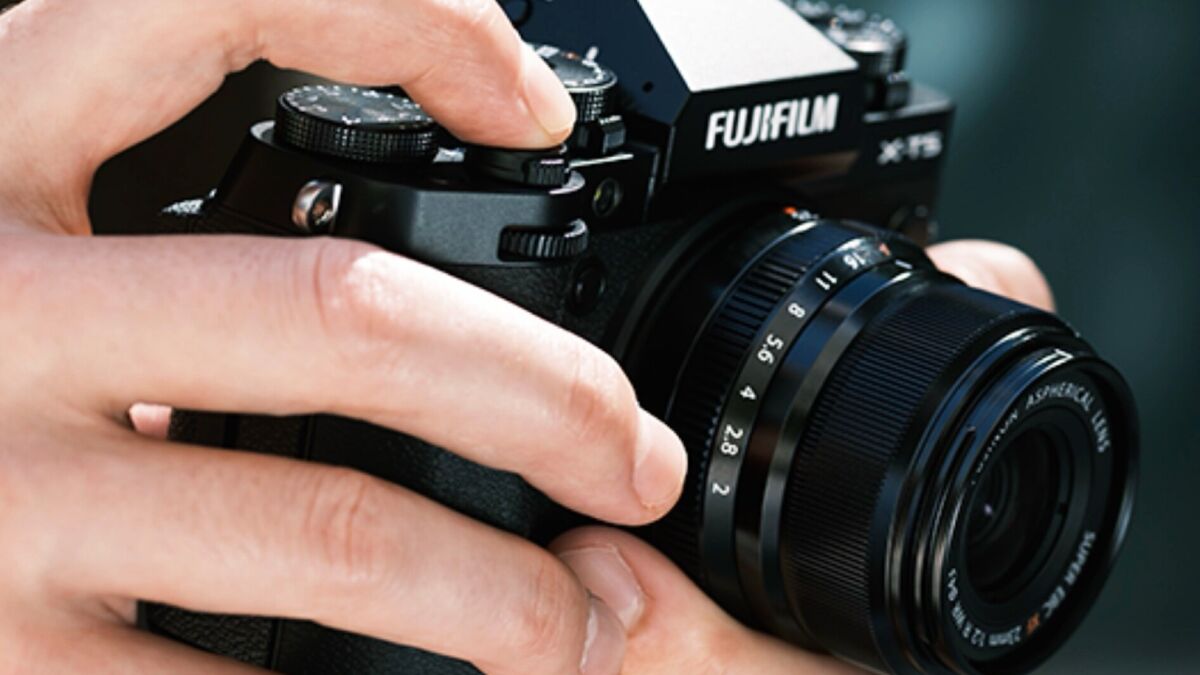 Фуджифильм X-T6 с крупным планом камеры и объективом