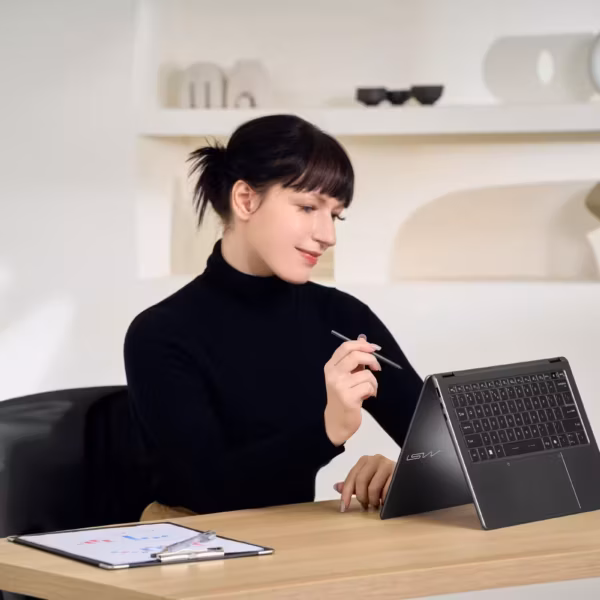 Ноутбук MSI Prestige 16 Flip AI+ показан в рабочем положении и снизу на CES 2026