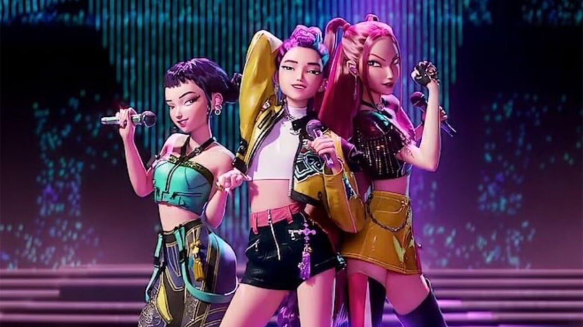 Три героини сериала KPop Demon Hunters Netflix на сцене с микрофонами и стильными нарядами