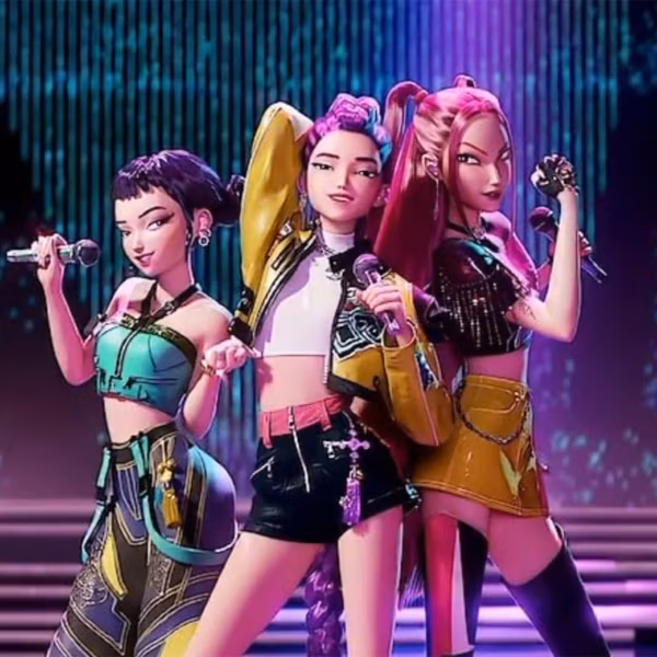Три героини сериала KPop Demon Hunters Netflix на сцене с микрофонами и стильными нарядами