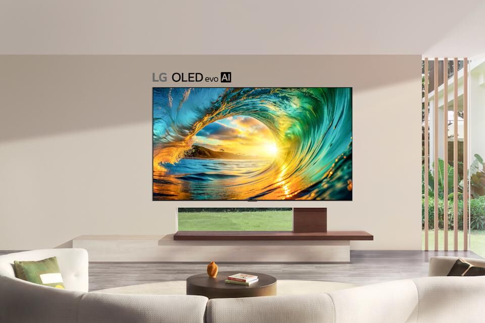 Ультратонкий телевизор LG OLED evo W6 в гостиной