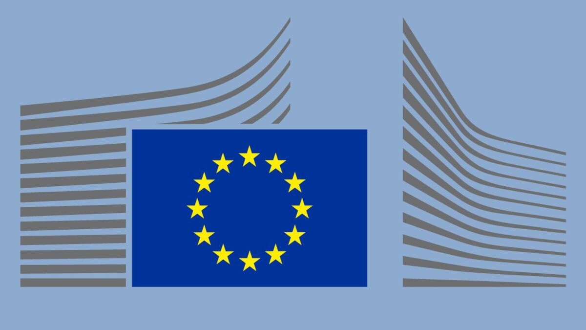 Иллюстрация: флаги ЕС и логотип Еврокомиссии на фоне с иконкой iPhone