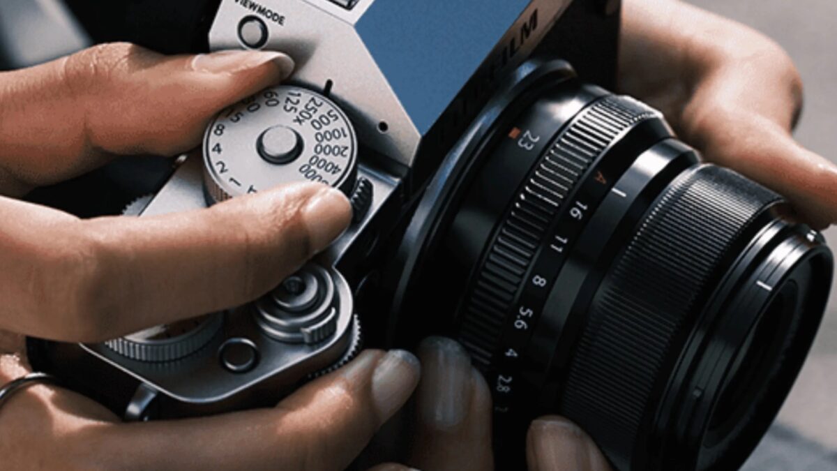 Камера Fujifilm X-T6 с объективом крупным планом и настройками на дисплее