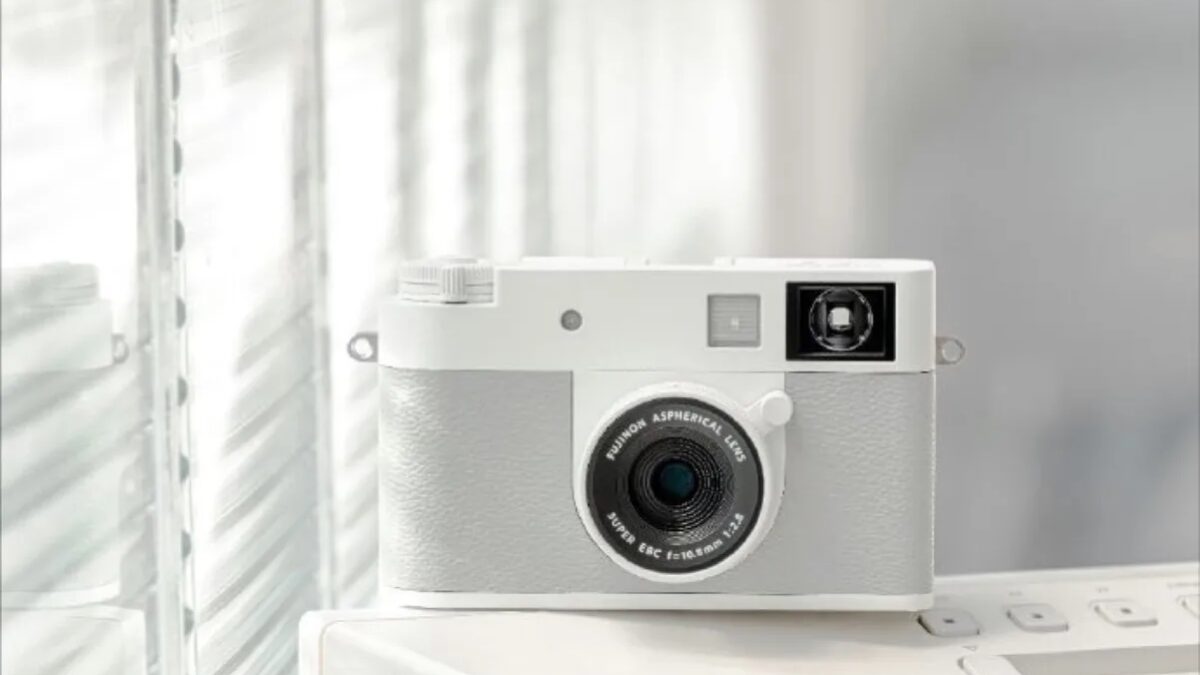 Фотокамера Fujifilm X в белом цвете на стенде