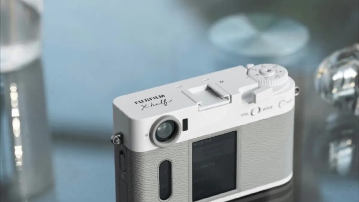 Фуджифильм X-полутень фотоаппарат на стеклянном столе в интерьере