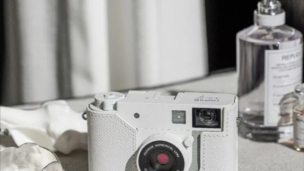Фотоснимок белого фотокамеры Fujifilm X Half на столе