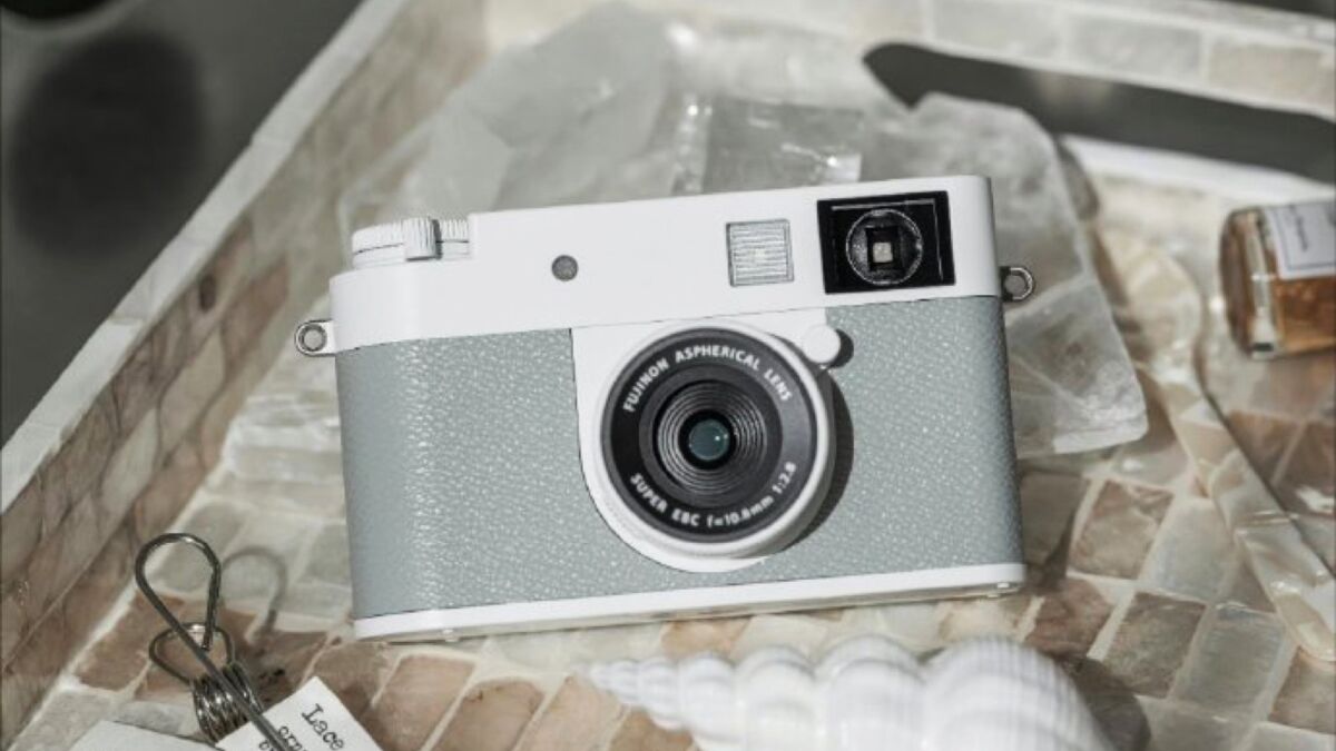 Fujifilm X-Half в белом цвете на витрине, первые изображения нового фотоаппарата