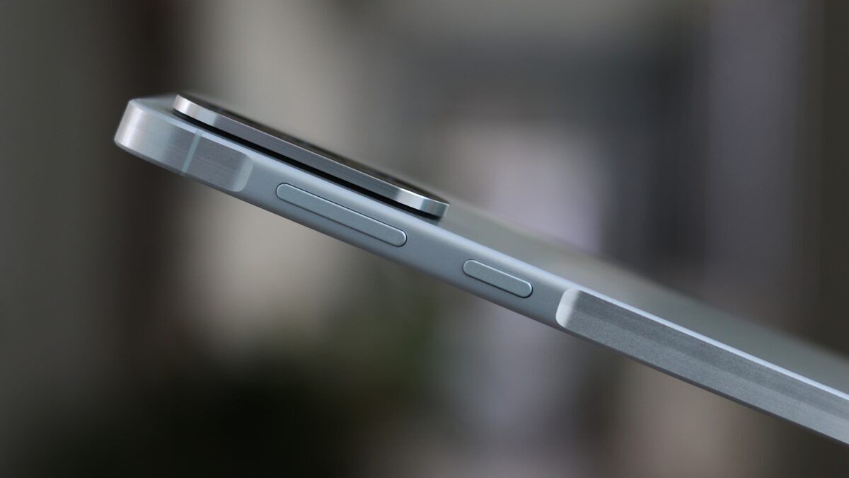Боковой вид Samsung Galaxy A57 с кнопками питания и громкости